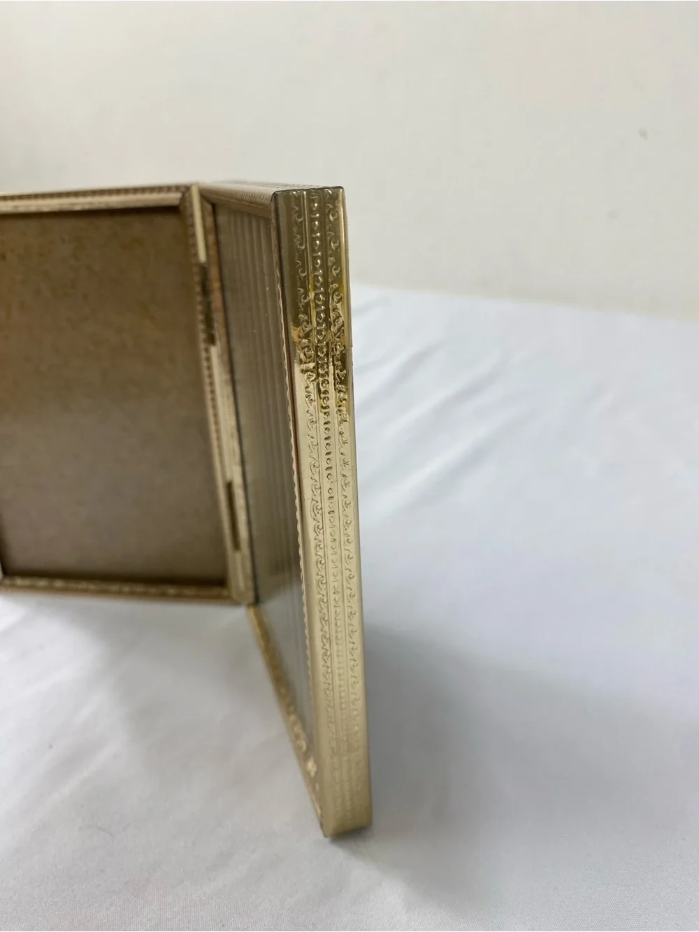Vintage Gold Foldable Photo Frame with Ribbed Interior